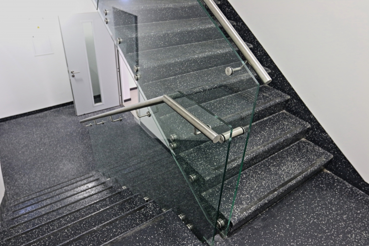 Glass rekkverk i trapperommet